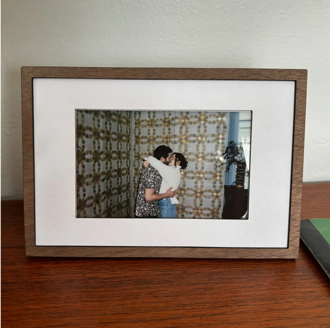 Landscape Pop-up Frame with a photo of a couple embracing