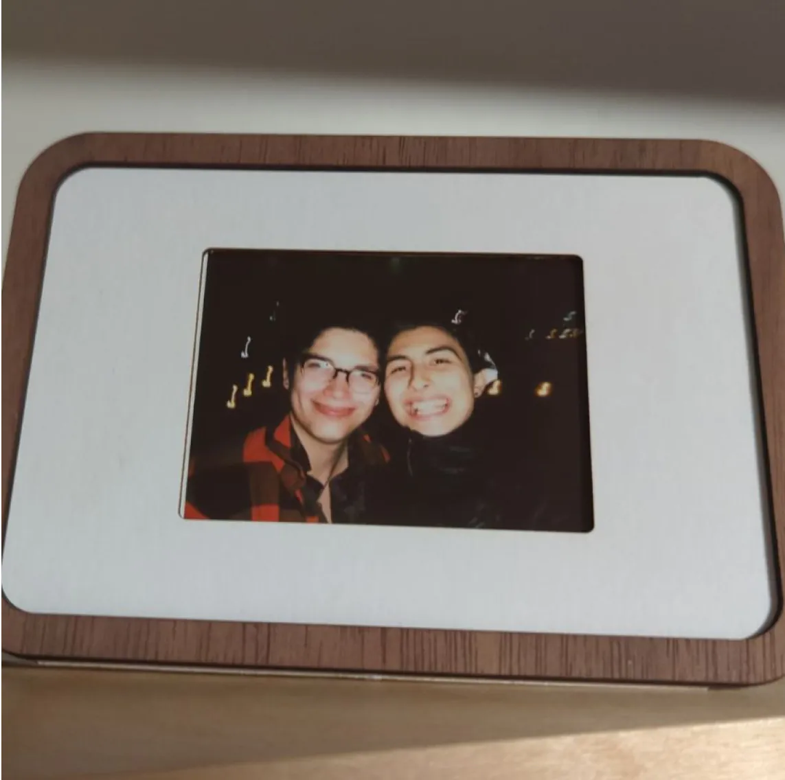 Landscape Pop-up Frame with a photo of two friends